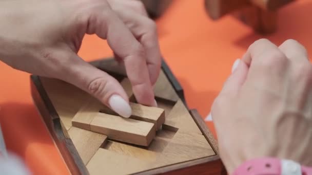 Donna sta combinando puzzle di legno — Video Stock