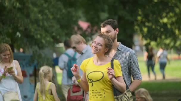 Besucher des Open-Air-Konzerts beim internationalen Jazzfestival "usadba jazz" im Kolomenskoe-Park — Stockvideo