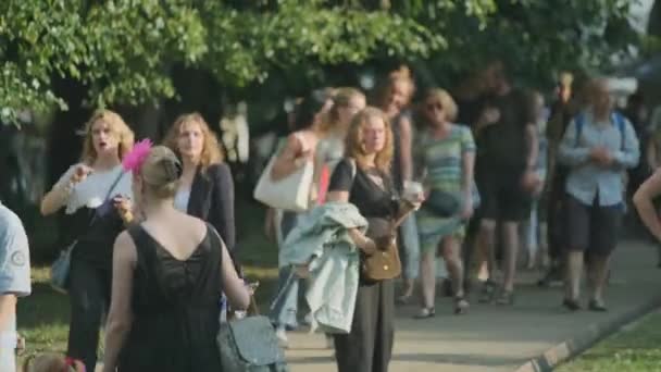 Folk deltar i Open-Air konsert på International Jazz Festival "Usadba Jazz" i Kolomenskoe Park — Stockvideo