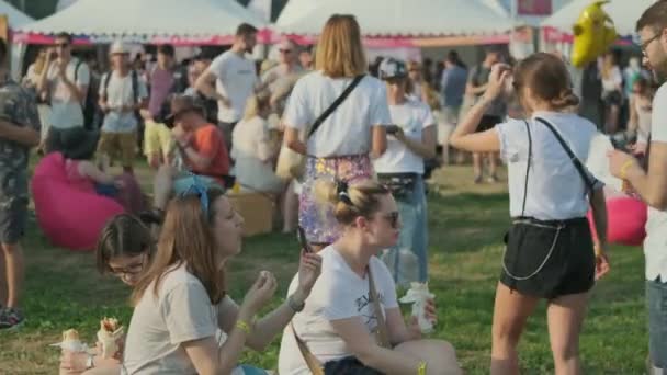 Mensen bijwonen openluchtconcert op internationaal Jazz Festival "Usadba Jazz" in Kolomenskoe Park — Stockvideo