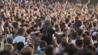 Açık hava müzik festivalinde tezahürat taå Ä±yor