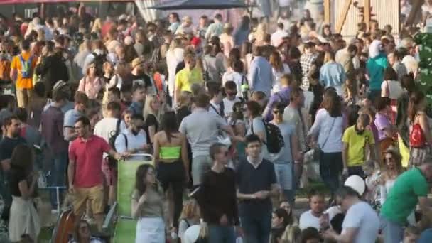 La gente asiste al concierto al aire libre en el Festival Internacional de Jazz "Usadba Jazz" en Kolomenskoe Park — Vídeo de stock