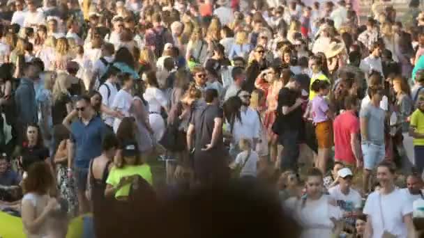 人们参加国际爵士音乐节"乌萨达巴爵士"在科洛门斯科科公园的露天音乐会 — 图库视频影像