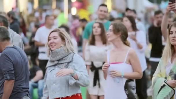 La gente asiste al concierto al aire libre en el Festival Internacional de Jazz "Usadba Jazz" en Kolomenskoe Park — Vídeo de stock