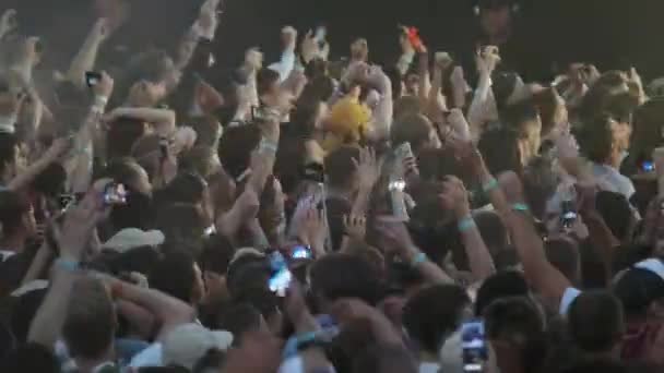 Multidão de fãs aplaudindo no festival de música ao ar livre — Vídeo de Stock