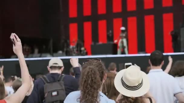 Skara fans jublande på Open-Air Music Festival — Stockvideo