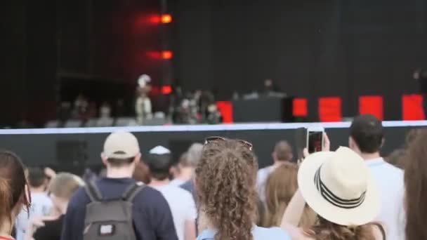 Folle di fan che applaudono al festival di musica all'aperto — Video Stock