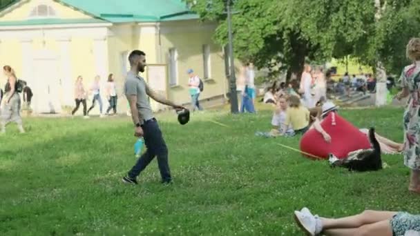 Perro perezoso no quiere pasear en el parque — Vídeo de stock