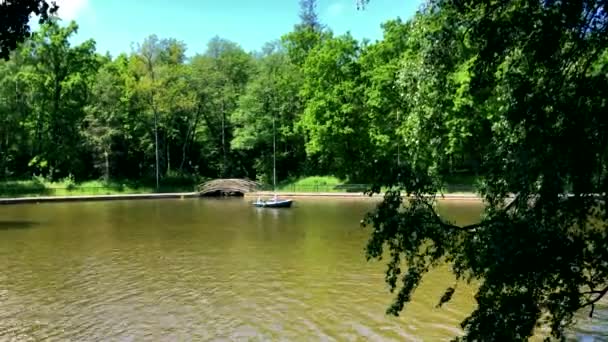 Mensen varen op het meer — Stockvideo