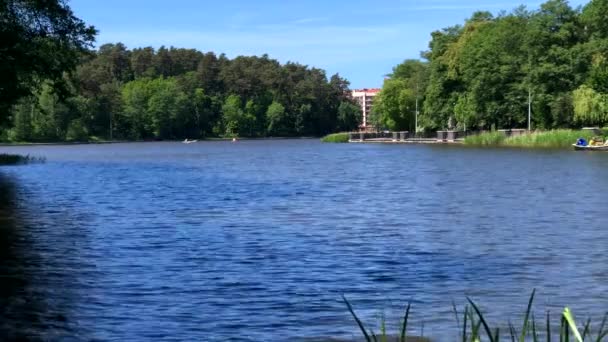 Mensen varen op het meer — Stockvideo