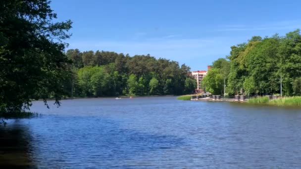 Mensen varen op het meer — Stockvideo