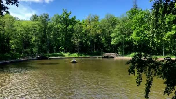 People are boating on the lake — Stock Video