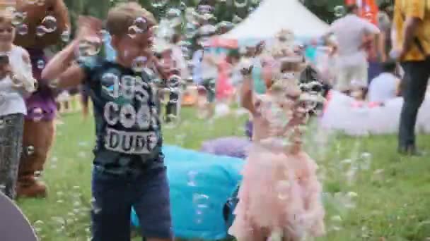 Los niños se divierten jugando con burbujas de jabón — Vídeos de Stock