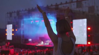 Kadın açık hava müzik festivalinde dans ediyor