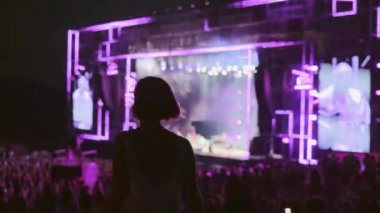 Kadın açık hava müzik festivalinde dans ediyor