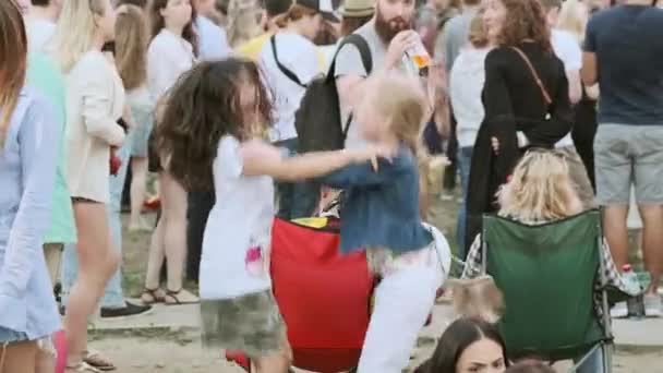 Folk deltar i Open-Air konsert på International Jazz Festival "Usadba Jazz" i Kolomenskoe Park — Stockvideo