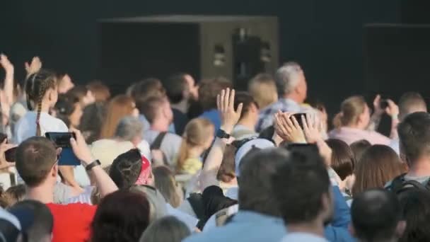 Crowd of fans cheering at open-air music festival — Stock Video