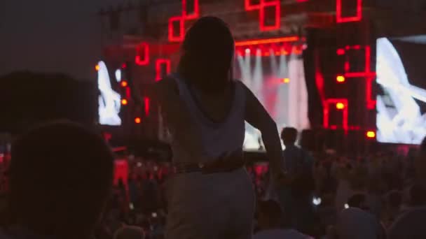 Женщина танцует на музыкальном фестивале под открытым небом — стоковое видео