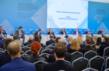Öğretim görevlisi Konferansı'nda seyirci dinler