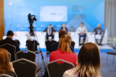Öğretim görevlisi Konferansı'nda seyirci dinler