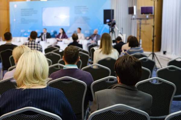 Publiken lyssnar på föreläsare på konferensen — Stockfoto