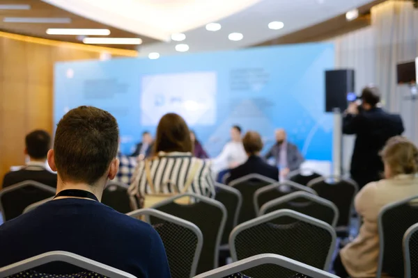 Publiek luistert naar de docent tijdens de conferentie — Stockfoto