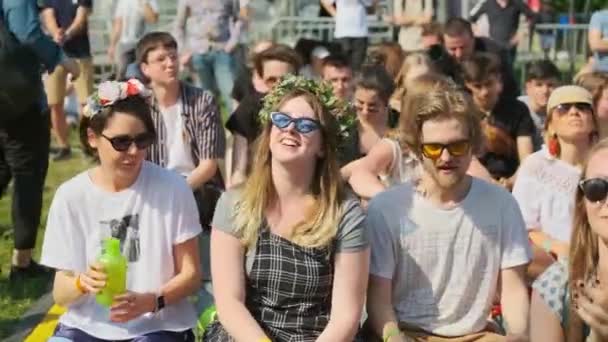 La gente asiste al concierto al aire libre en el Festival Internacional de Jazz "Usadba Jazz" en Kolomenskoe Park — Vídeos de Stock