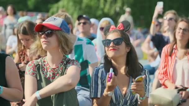 La gente partecipa a un concerto all'aperto al Festival Internazionale di Jazz "Usadba Jazz" nel Kolomenskoe Park — Video Stock