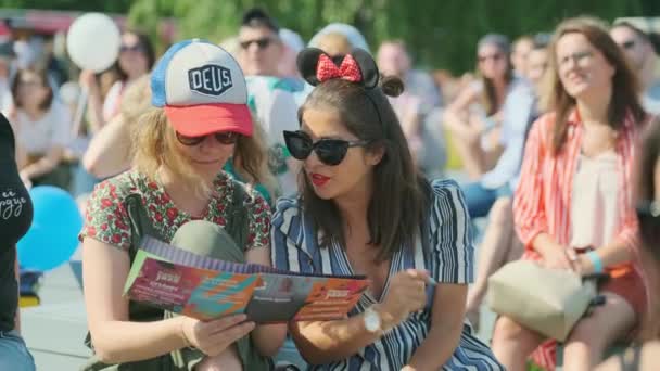 Besucher des Open-Air-Konzerts beim internationalen Jazzfestival "usadba jazz" im Kolomenskoe-Park — Stockvideo