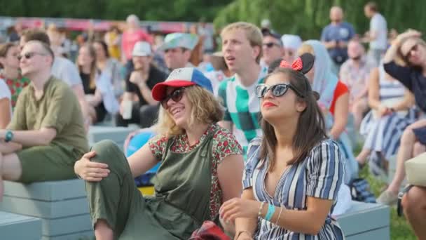 Οι άνθρωποι παρευρίσκονται στην ανοιχτή συναυλία στο Διεθνές Φεστιβάλ Τζαζ "Usadba Jazz" στο πάρκο Kolomenskoe — Αρχείο Βίντεο