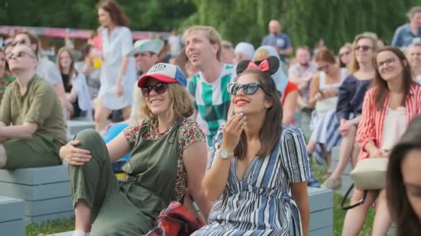 As pessoas assistem a um concerto ao ar livre no Festival Internacional de Jazz "Usadba Jazz" em Kolomenskoe Park — Vídeo de Stock
