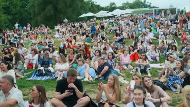 人们参加国际爵士音乐节"乌萨达巴爵士"在科洛门斯科科公园的露天音乐会 — 图库视频影像