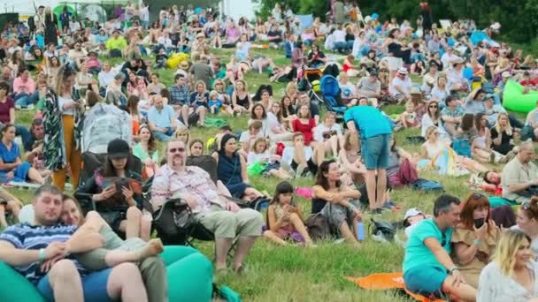 Besucher des Open-Air-Konzerts beim internationalen Jazzfestival "usadba jazz" im Kolomenskoe-Park — Stockvideo