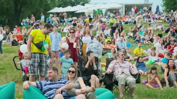 Lidé navštěvují koncert pod širým vzduchem na mezinárodním jazzovém festivalu "" "v Kolomenskoe parku — Stock video