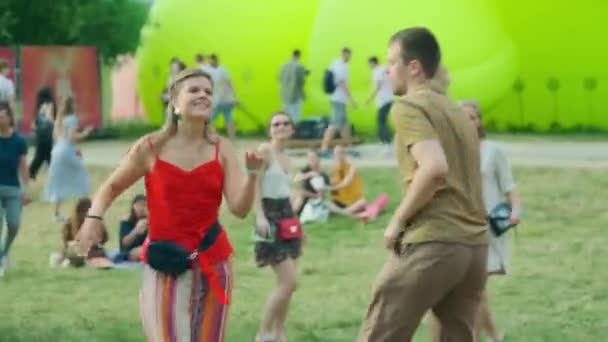 La gente asiste al concierto al aire libre en el Festival Internacional de Jazz "Usadba Jazz" en Kolomenskoe Park — Vídeos de Stock