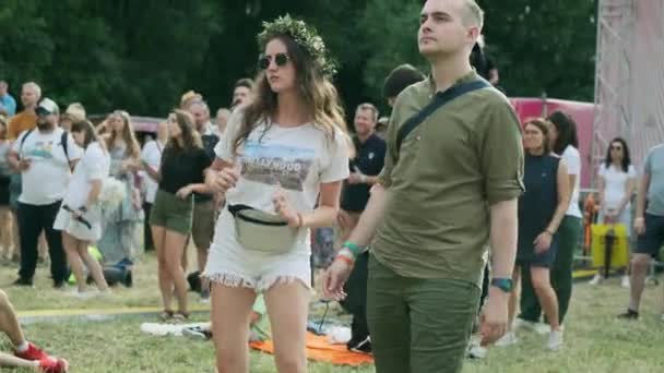 La gente asiste al concierto al aire libre en el Festival Internacional de Jazz "Usadba Jazz" en Kolomenskoe Park — Vídeos de Stock