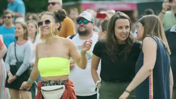 Люди посещают концерт под открытым небом на Международном джазовом фестивале "Усадьба Джаз" в Коломенском парке — стоковое видео