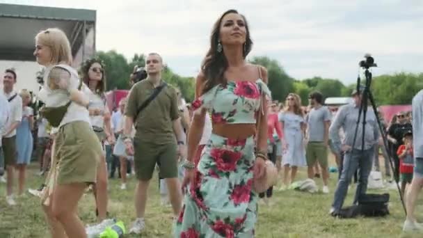 Lidé navštěvují koncert pod širým vzduchem na mezinárodním jazzovém festivalu "" "v Kolomenskoe parku — Stock video