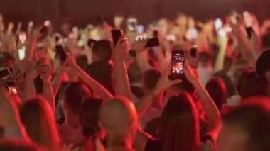 Açık hava müzik festivalinde tezahürat taå Ä±yor