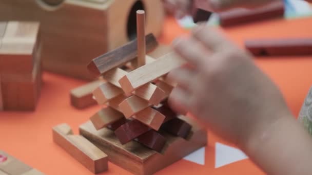 Donna sta combinando puzzle di legno — Video Stock