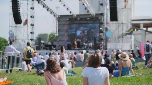 Les femmes regardent un concert au festival de musique en plein air — Video