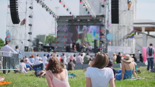 Para wanita menonton konser di festival musik terbuka — Stok Video