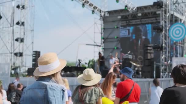 Las mujeres están viendo conciertos en el festival de música al aire libre — Vídeo de stock