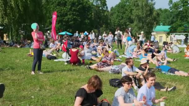 La gente asiste al concierto al aire libre en el Festival Internacional de Jazz "Usadba Jazz" en Kolomenskoe Park — Vídeo de stock