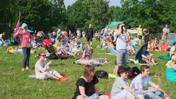 Mensen bijwonen openluchtconcert op internationaal Jazz Festival "Usadba Jazz" in Kolomenskoe Park — Stockvideo