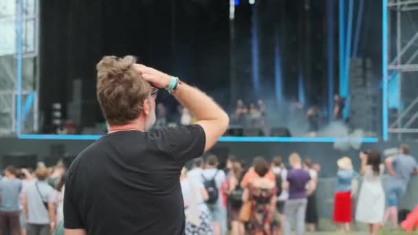 El hombre está animando en el festival de música al aire libre — Vídeo de stock