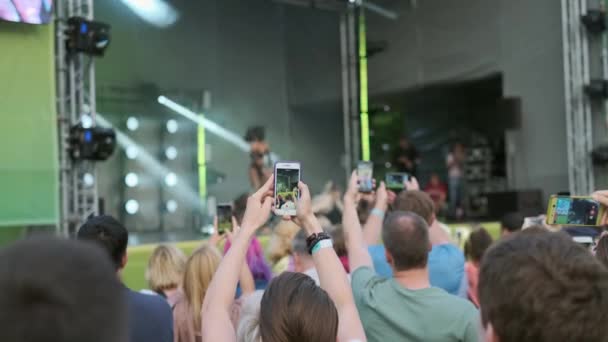 Multitud de fans animando en el festival de música al aire libre — Vídeo de stock