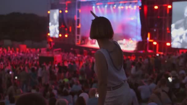 Žena tancuje na otevřeném vzdušných hudebních festivalových — Stock video