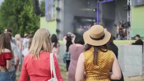 Οι γυναίκες παρακολουθούν συναυλία στο υπαίθριο φεστιβάλ μουσικής — Αρχείο Βίντεο