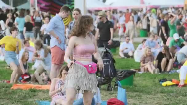 Люди відвідують концерт під відкритим небом на міжнародному джазовому фестивалі "Усадьба джаз" в Коломиєнському парку — стокове відео